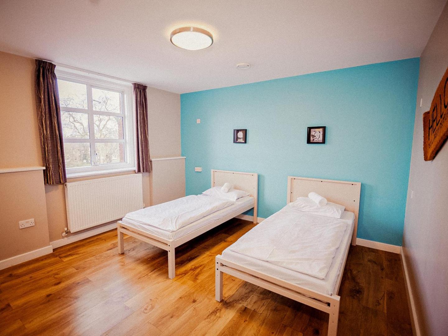 Tweepersoonskamer met 2 Aparte Bedden en Eigen Badkamer
