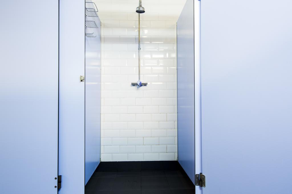 Tweepersoonskamer met 2 Aparte Bedden - Gedeelde Badkamer